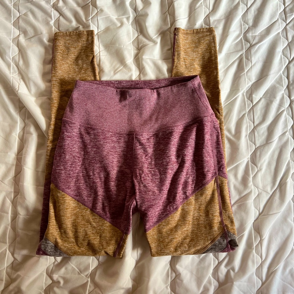 Alo Yoga womens medium workout leggings